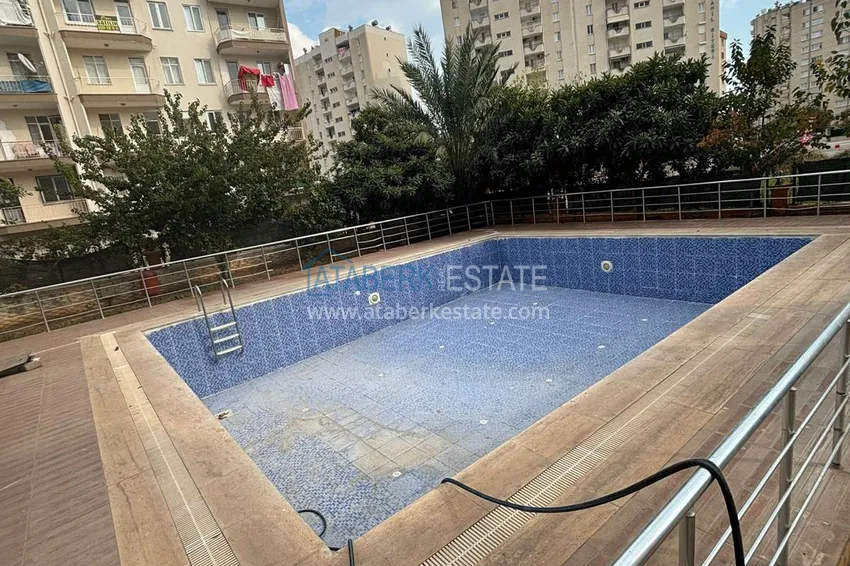 Apartament z dwiema sypialniami i przeszklonym balkonem w Mersin, dzielnica Tomyuk 2 