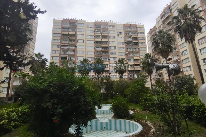 PILNA SPRZEDAŻ: W pełni odnowiony apartament z dwiema sypialniami w dzielnicy Menderes, Mezitli 3 