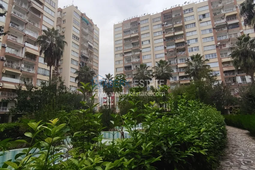 PILNA SPRZEDAŻ: W pełni odnowiony apartament z dwiema sypialniami w dzielnicy Menderes, Mezitli 5 