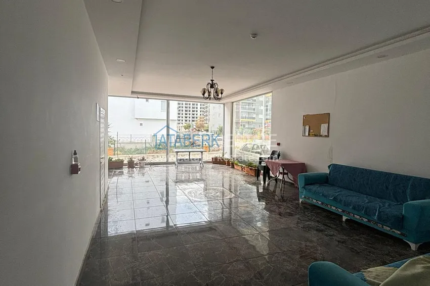 Apartament z dwiema sypialniami i przeszklonym balkonem w Mersin, dzielnica Tomyuk 5 