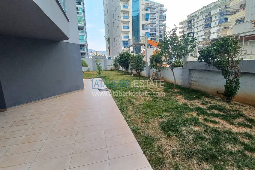 Apartament 1+1 w Mahmutlar, pod klucz z przeszklonym balkonem w nowoczesnym kompleksie 13 