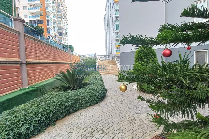 Apartament 1+1 w Mahmutlar, pod klucz z przeszklonym balkonem w nowoczesnym kompleksie 15 