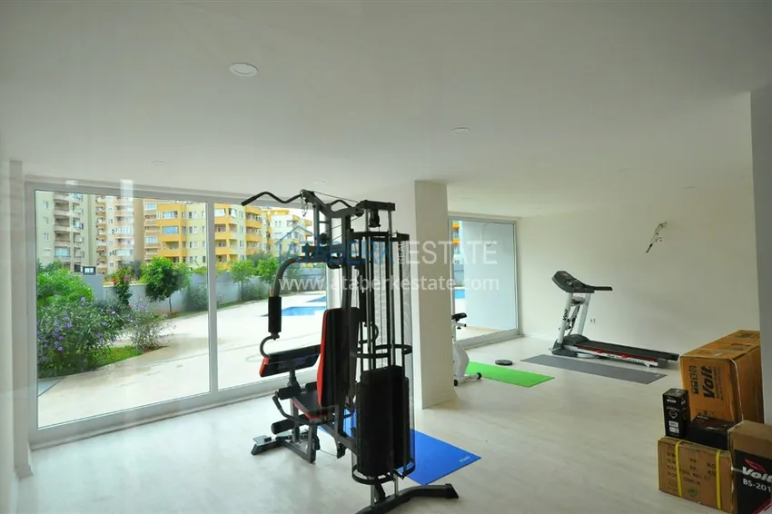 Apartament 1+1 w Mahmutlar, pod klucz z przeszklonym balkonem w nowoczesnym kompleksie 21 