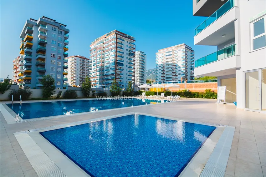 Apartament 1+1 w Mahmutlar, pod klucz z przeszklonym balkonem w nowoczesnym kompleksie 4 