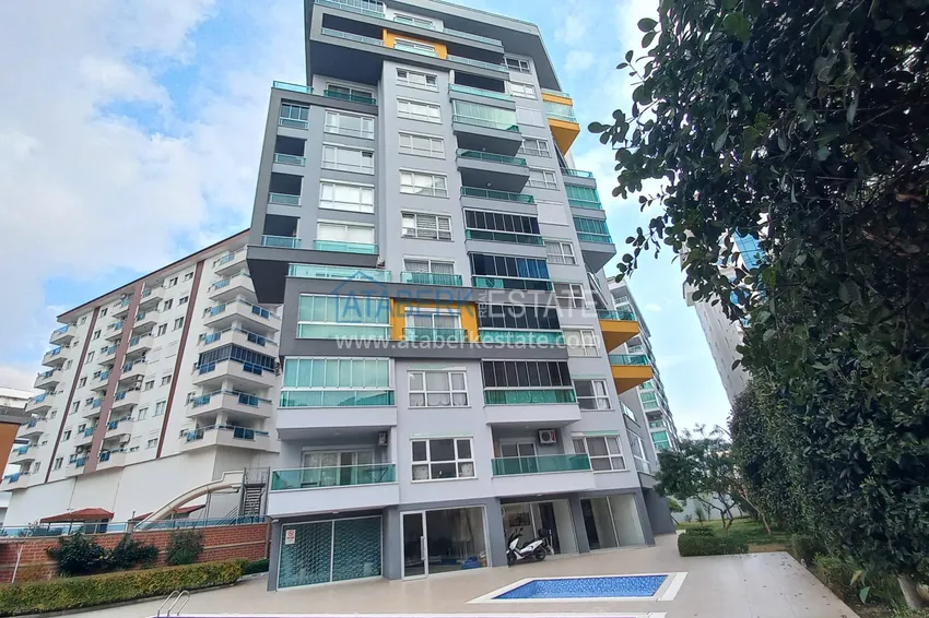 Apartament 1+1 w Mahmutlar, pod klucz z przeszklonym balkonem w nowoczesnym kompleksie 8 