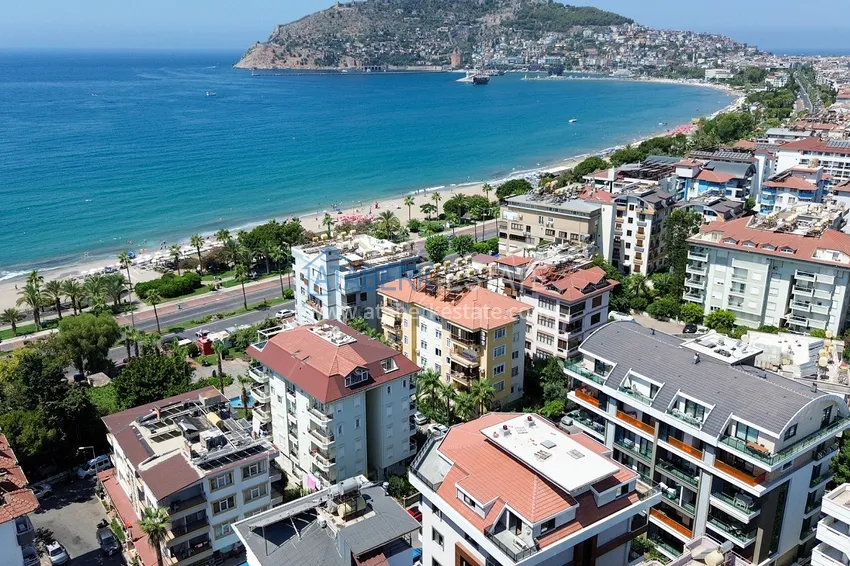 Panoramiczny dwupoziomowy penthouse 4+1 w centrum Alanyi — pierwszy nadbrzeżny, odpowiedni dla obywatelstwa 1 