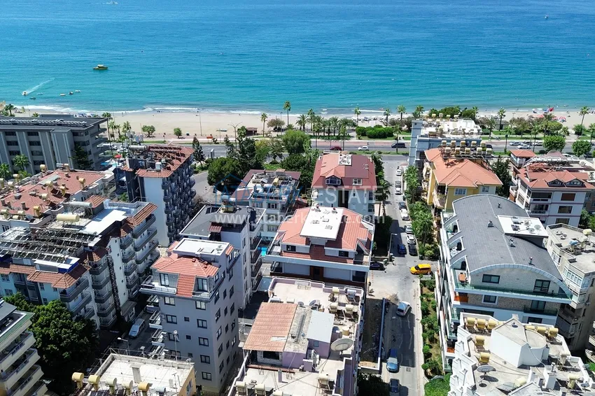 Panoramiczny dwupoziomowy penthouse 4+1 w centrum Alanyi — pierwszy nadbrzeżny, odpowiedni dla obywatelstwa 3 