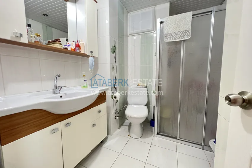 Kupuj  Apartament 2+1 w centrum Alanyi znajduje się zaledwie 300 metrów od morza. Nieruchomość nadaje się do obywatelstwa 12 