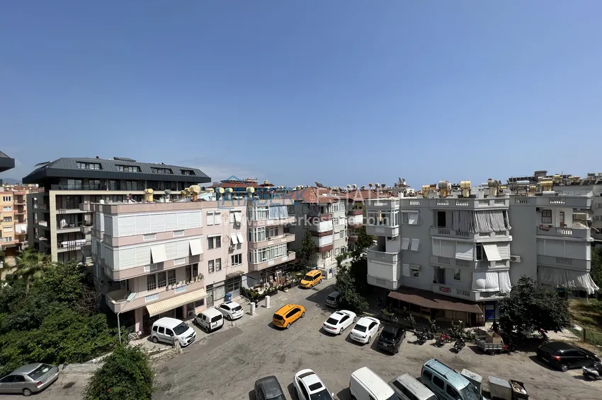 Kupuj  Apartament 2+1 w centrum Alanyi znajduje się zaledwie 300 metrów od morza. Nieruchomość nadaje się do obywatelstwa 14 