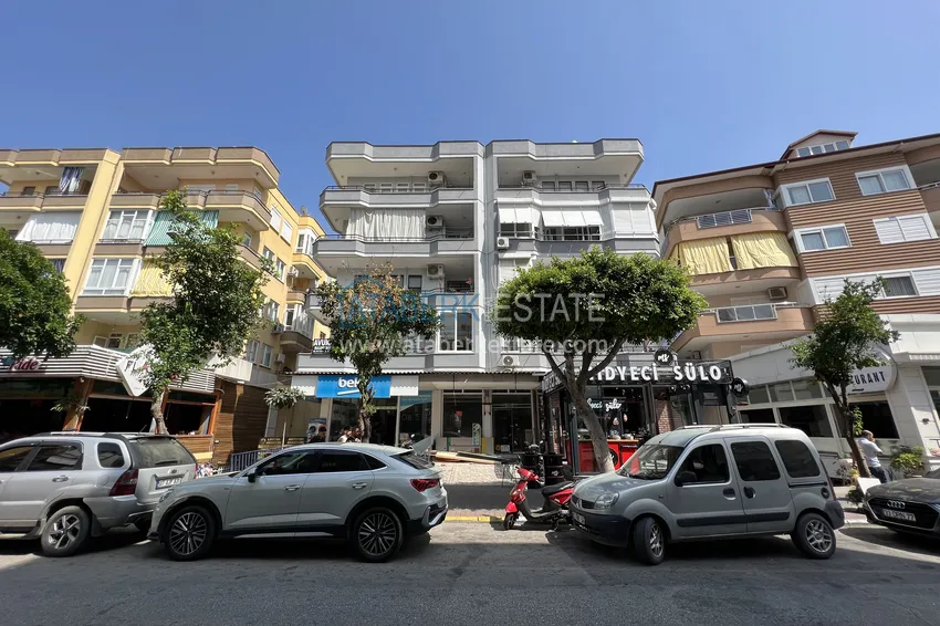 Apartament 2+1 w centrum Alanyi znajduje się zaledwie 300 metrów od morza. Nieruchomość nadaje się do obywatelstwa 1 