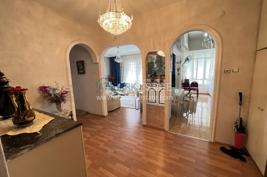 Kupuj  Apartament 2+1 w centrum Alanyi znajduje się zaledwie 300 metrów od morza. Nieruchomość nadaje się do obywatelstwa 1 