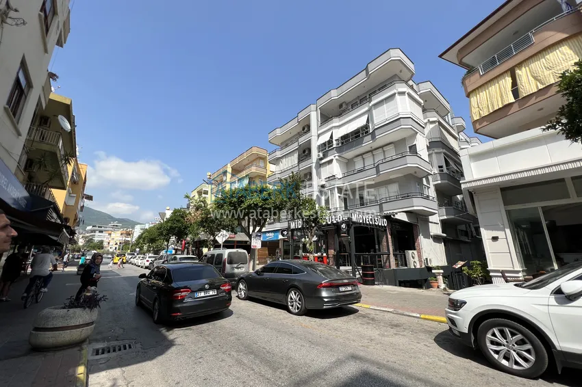 Apartament 2+1 w centrum Alanyi znajduje się zaledwie 300 metrów od morza. Nieruchomość nadaje się do obywatelstwa 2 