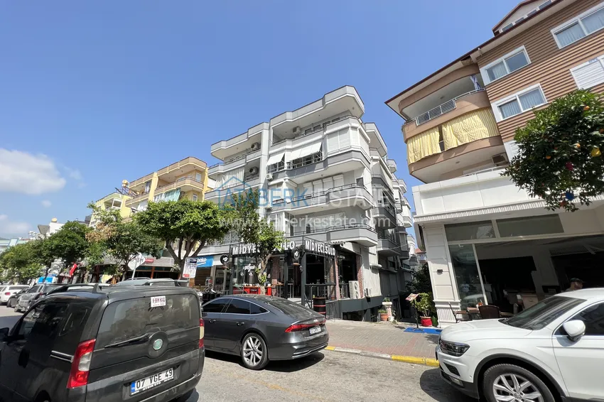 Apartament 2+1 w centrum Alanyi znajduje się zaledwie 300 metrów od morza. Nieruchomość nadaje się do obywatelstwa 3 