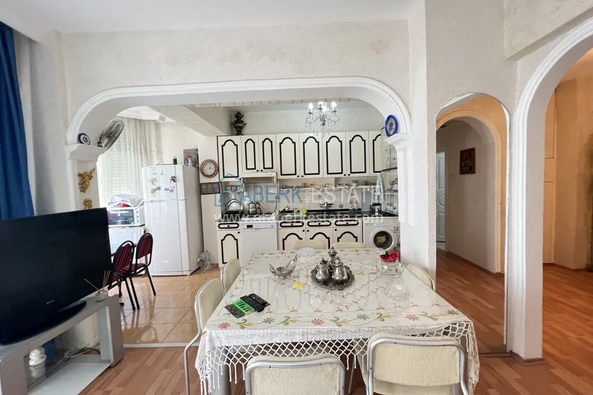 Kupuj  Apartament 2+1 w centrum Alanyi znajduje się zaledwie 300 metrów od morza. Nieruchomość nadaje się do obywatelstwa 4 