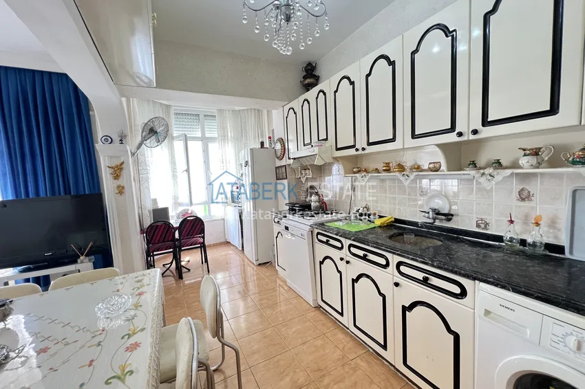 Kupuj  Apartament 2+1 w centrum Alanyi znajduje się zaledwie 300 metrów od morza. Nieruchomość nadaje się do obywatelstwa 5 