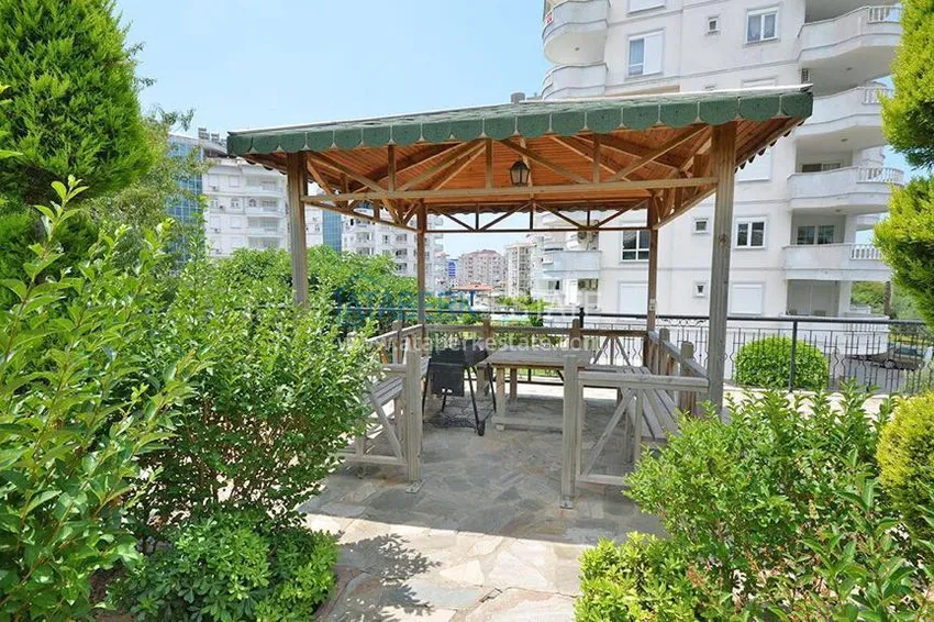 Rynek wtórny w Alanyi - apartament 1+1 z meblami i widokiem na góry, dzielnica Tosmur. Nadaje się do zezwolenia na pobyt 5 