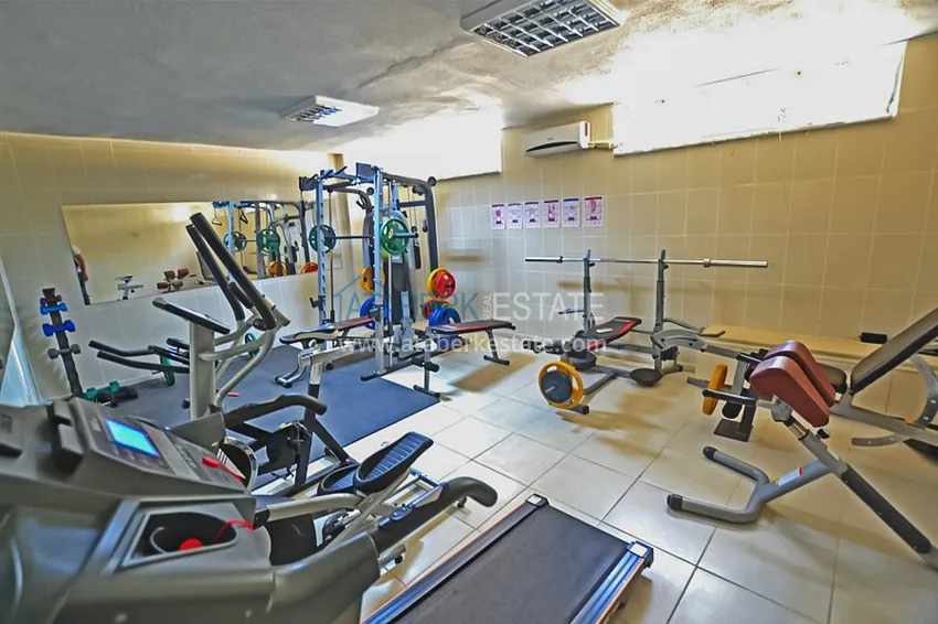 Dwupoziomowy penthouse 2+1 z meblami i widokiem na morze w centrum Mahmutlar 10 