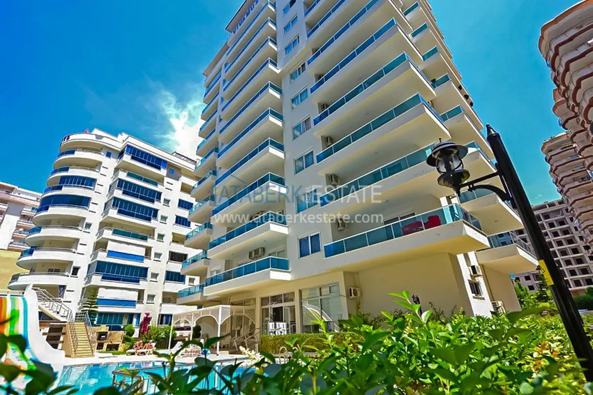 Dwupoziomowy penthouse 2+1 z meblami i widokiem na morze w centrum Mahmutlar 1 