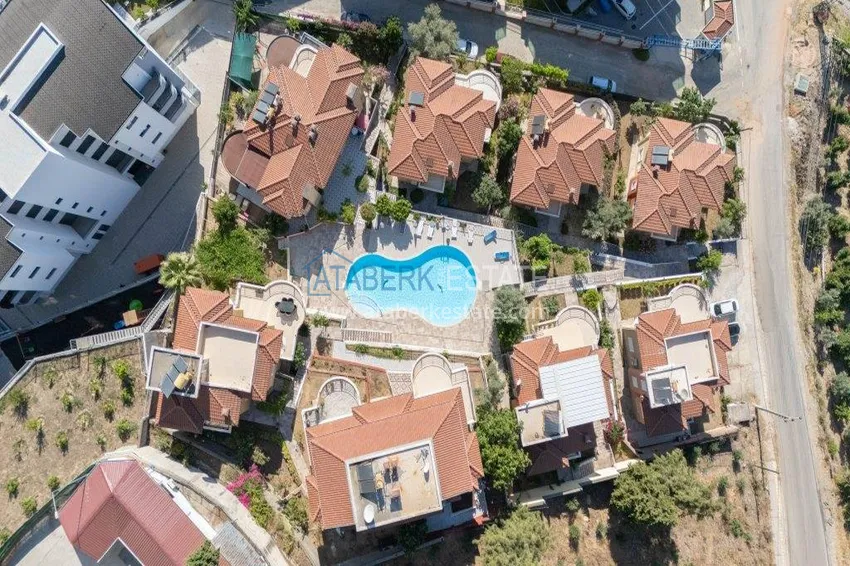 Willa 4+1 w Kargicak, Alanya — trzypiętrowa umeblowana w kompleksie domkowym 4 