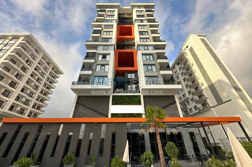 Apartament 2+1 z meblami, przeszklonym balkonem i widokiem na morze w centrum Mahmutlar, Alanya 4 