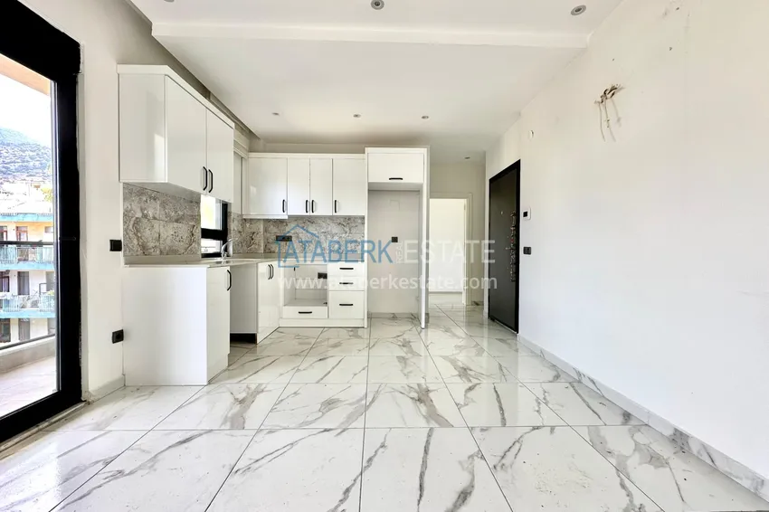 Kupuj  1+1 apartamenty z doskonałym wykończeniem w centrum Alanyi, plaża Kleopatra 1 