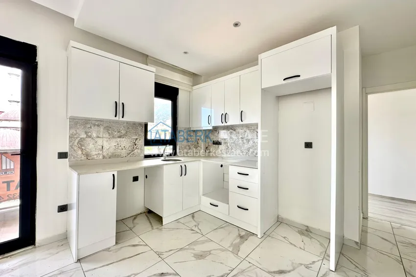 Kupuj  1+1 apartamenty z doskonałym wykończeniem w centrum Alanyi, plaża Kleopatra 2 