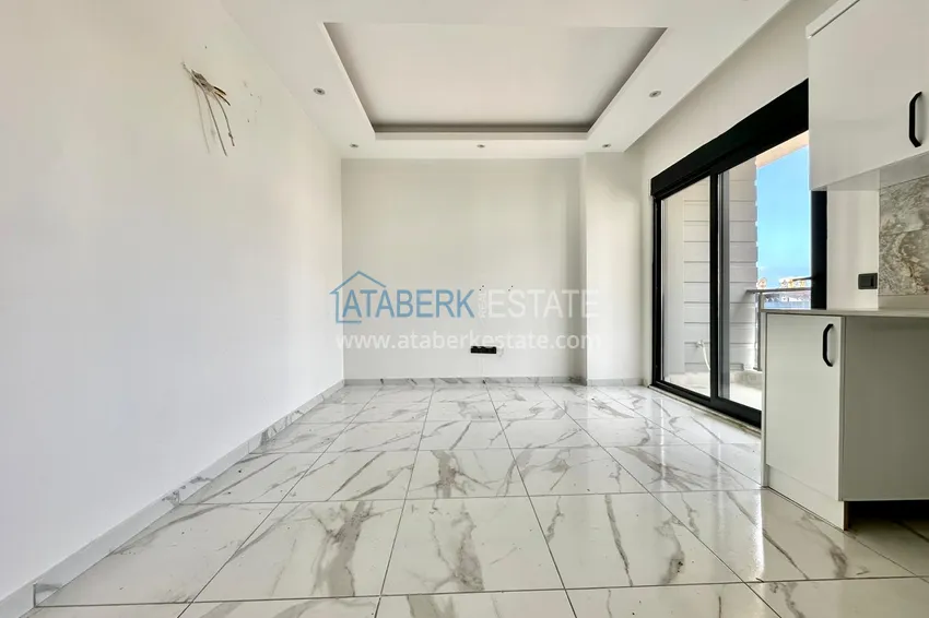 Kupuj  1+1 apartamenty z doskonałym wykończeniem w centrum Alanyi, plaża Kleopatra 3 