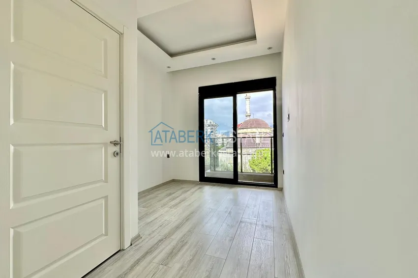 Kupuj  1+1 apartamenty z doskonałym wykończeniem w centrum Alanyi, plaża Kleopatra 4 
