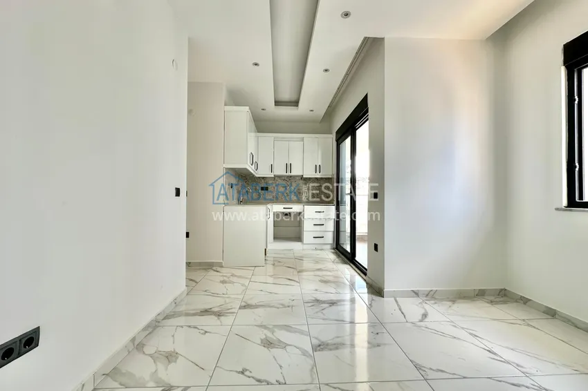 Kupuj  1+1 apartamenty z doskonałym wykończeniem w centrum Alanyi, plaża Kleopatra 11 