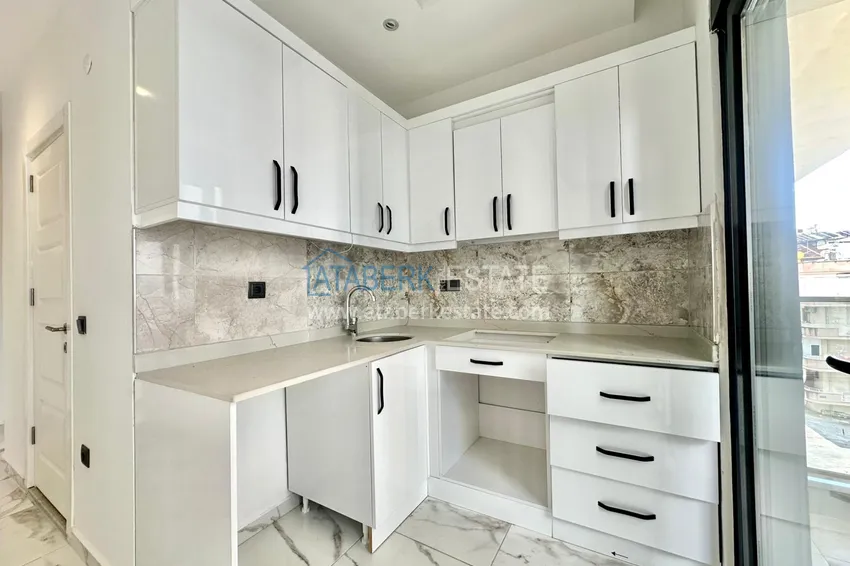 Kupuj  1+1 apartamenty z doskonałym wykończeniem w centrum Alanyi, plaża Kleopatra 13 