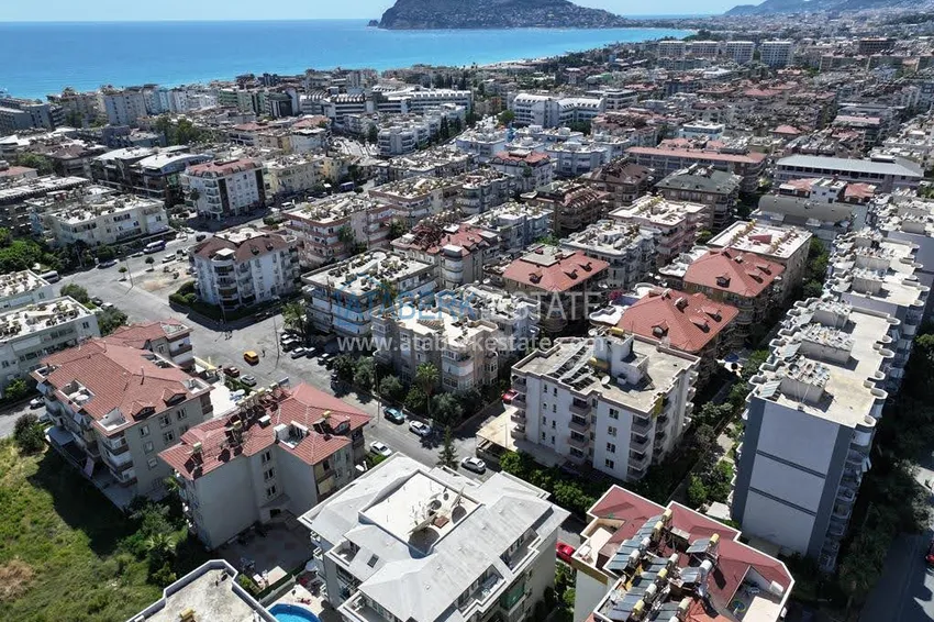 Dwupoziomowy penthouse 3+1 z meblami i przeszklonym balkonem w okolicy Oba. Nieruchomość na zezwolenie na pobyt  2 