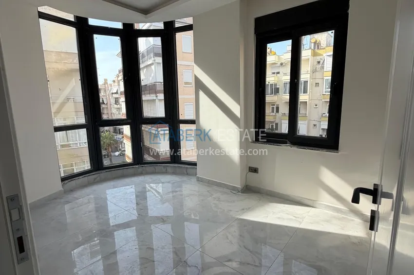 Kupuj  Apartament 2+1 z widokiem na fortecę w centrum Alanyi — Plaża Kleopatra 5 
