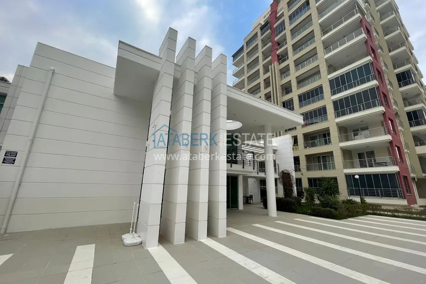 Apartament 2+1 z widokiem na morze w centrum Mahmutlar — meble, oddzielna kuchnia i przeszklony balkon 10 