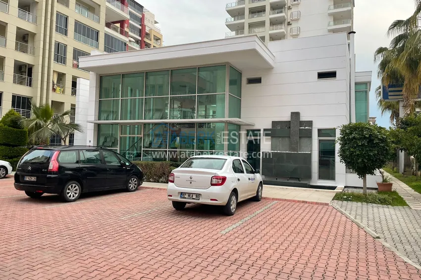 Apartament 2+1 z widokiem na morze w centrum Mahmutlar — meble, oddzielna kuchnia i przeszklony balkon 12 
