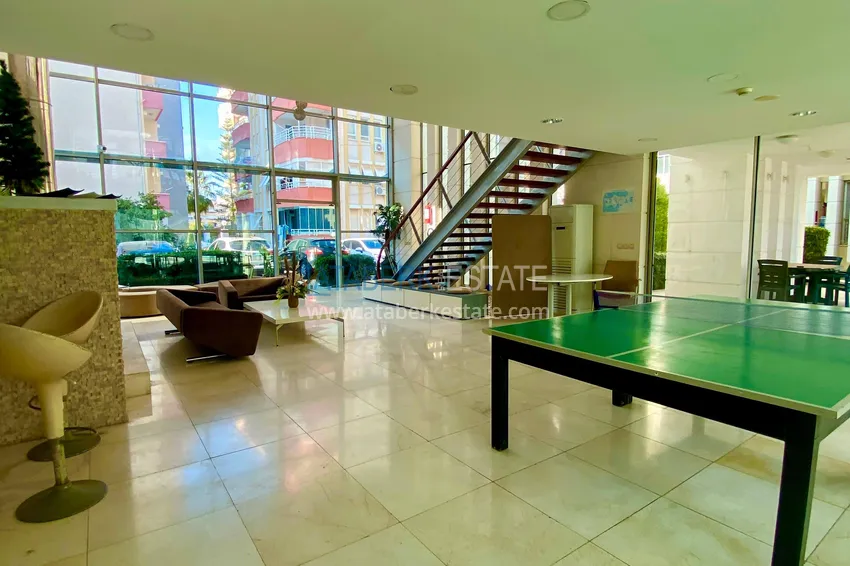 Apartament 2+1 z widokiem na morze w centrum Mahmutlar — meble, oddzielna kuchnia i przeszklony balkon 13 