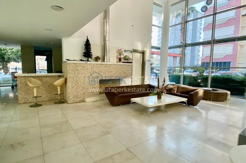 Apartament 2+1 z widokiem na morze w centrum Mahmutlar — meble, oddzielna kuchnia i przeszklony balkon 14 