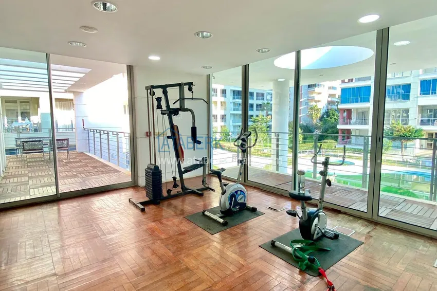Apartament 2+1 z widokiem na morze w centrum Mahmutlar — meble, oddzielna kuchnia i przeszklony balkon 15 