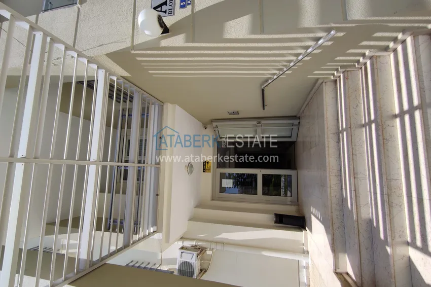 Apartament 2+1 z widokiem na morze w centrum Mahmutlar — meble, oddzielna kuchnia i przeszklony balkon 18 