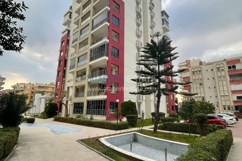 Apartament 2+1 z widokiem na morze w centrum Mahmutlar — meble, oddzielna kuchnia i przeszklony balkon 4 