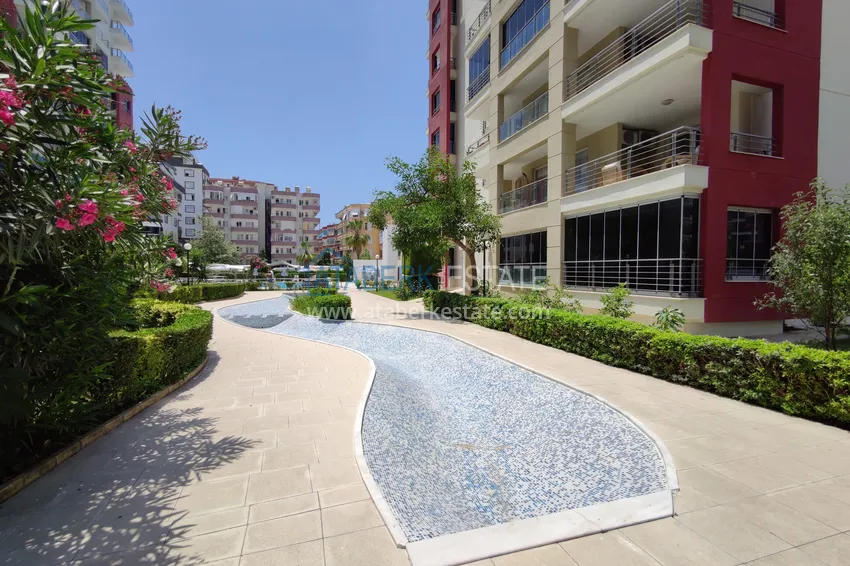 Apartament 2+1 z widokiem na morze w centrum Mahmutlar — meble, oddzielna kuchnia i przeszklony balkon 5 