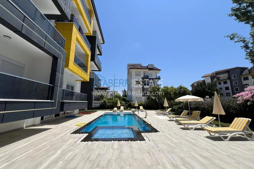 Dwupoziomowy penthouse 2+1 w Avsallar z meblami w nowoczesnym kompleksie 5 