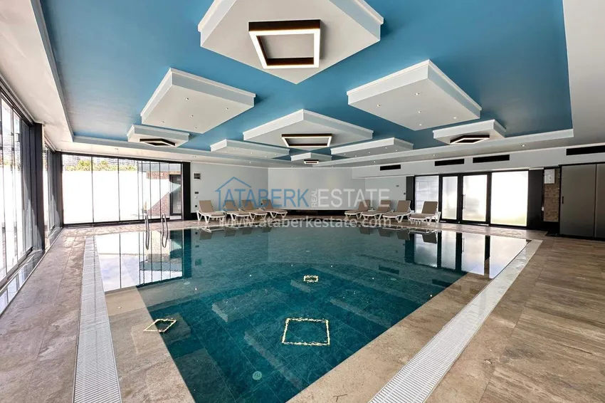 Wykończony apartament z dwiema sypialniami w kompleksie w budowie w Mahmutlar 11 