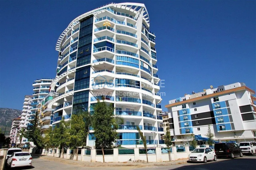 2+1 mieszkanie 140 m2 w Mahmutlar — meble, przeszklony balkon, kompleks premium 1 