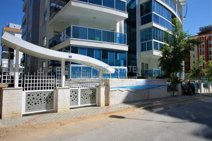 2+1 mieszkanie 140 m2 w Mahmutlar — meble, przeszklony balkon, kompleks premium 4 