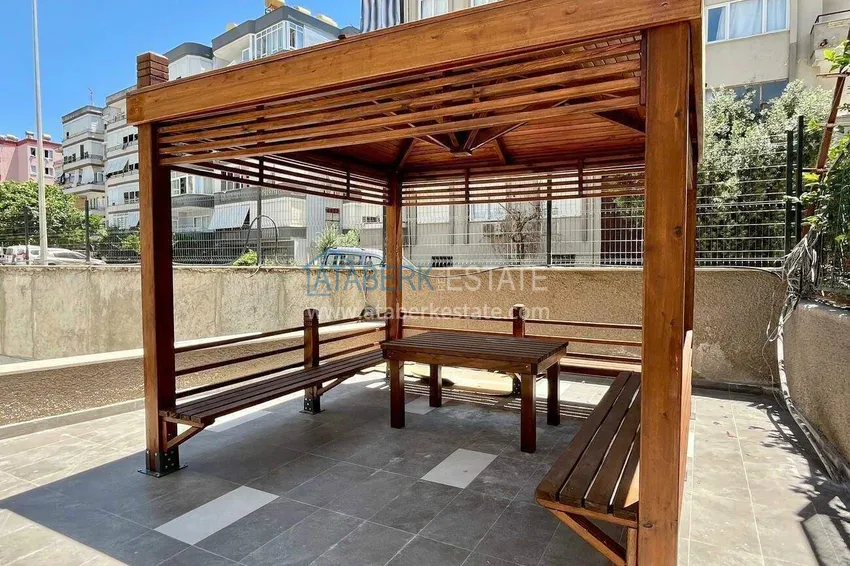 Nieruchomość w centrum Alanyi - apartament 1+1 z widokiem na fortecę i morze w pobliżu plaży Kleopatra 10 