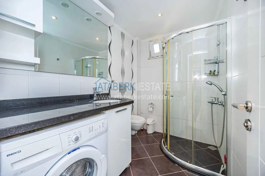 Kupuj  Apartament 2+1 na zezwolenie na pobyt w centrum Alanyi - 600 metrów od plaży Kleopatra 14 