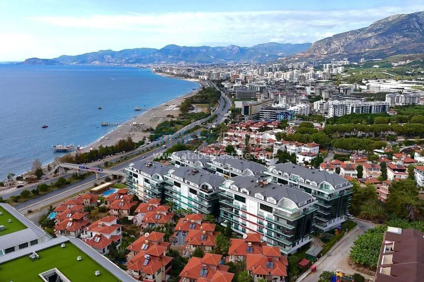 Apartament 2+1 na pierwszej linii w Alanyi, dzielnica Kargicak — meble, boczny widok na morze 3 