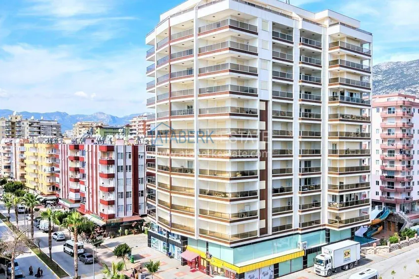 Apartament 1+1 w centrum Mahmutlar — meble, przeszklony balkon, 200 metrów od morza  1 