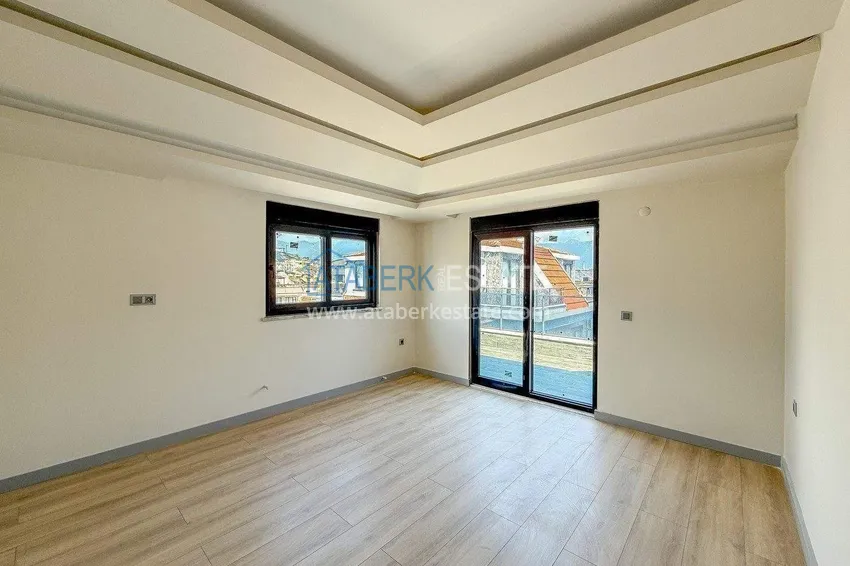 Kupuj Panoramiczny dwupoziomowy penthouse 4+1 w centrum Alanyi — pierwszy nadbrzeżny, odpowiedni dla obywatelstwa 16 