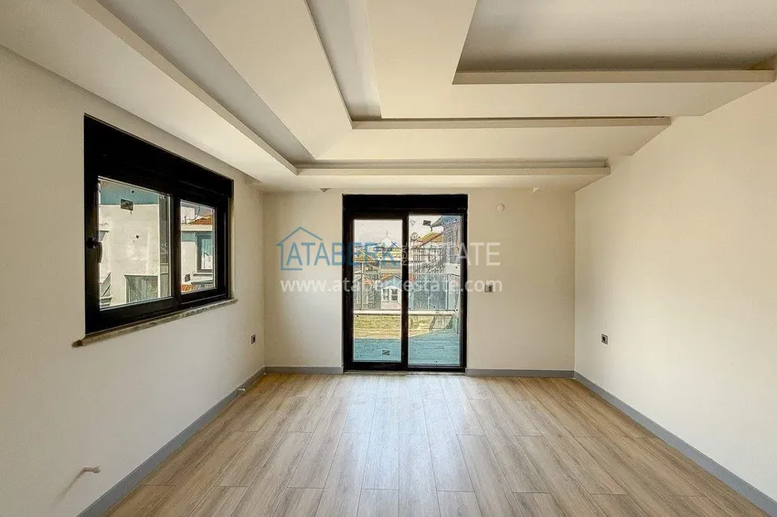Kupuj Panoramiczny dwupoziomowy penthouse 4+1 w centrum Alanyi — pierwszy nadbrzeżny, odpowiedni dla obywatelstwa 17 